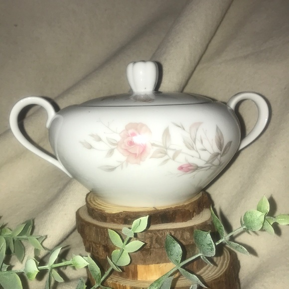 Fine China, Pattern name is Laura 8542. Sugar bowl with lid and a creamer. - Picture 2 of 8